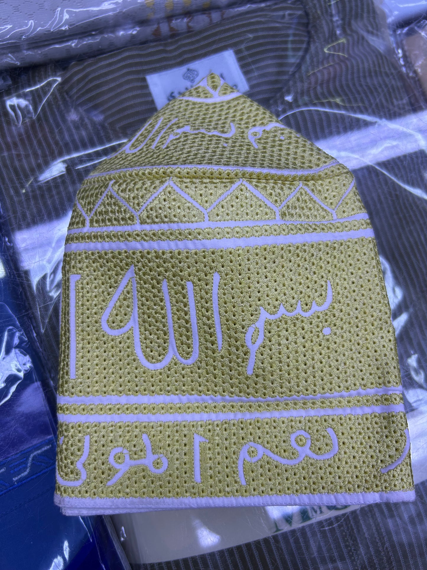 Kofia avec écriture arabe